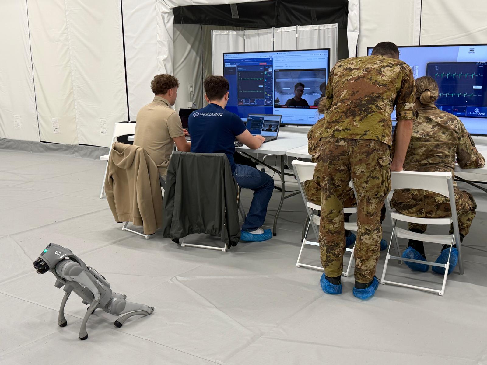 La control room di Medical Cloud con il robot Argo e il personale dell'Aeronautica Militare al Point of Entry sanitario del 3° Stormo